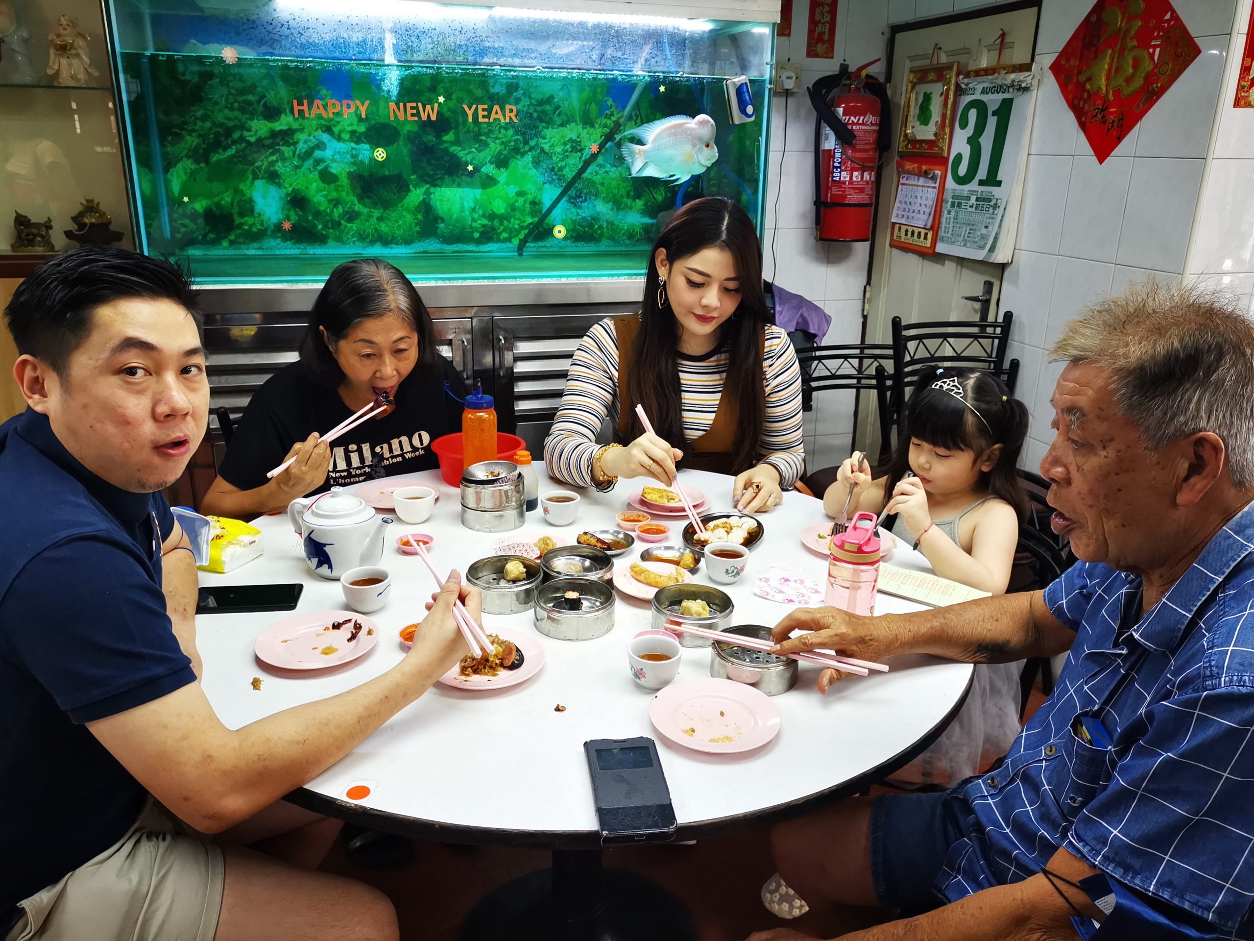 社区动态/霹国庆日大游行万人参与 带旺怡食肆土产店
