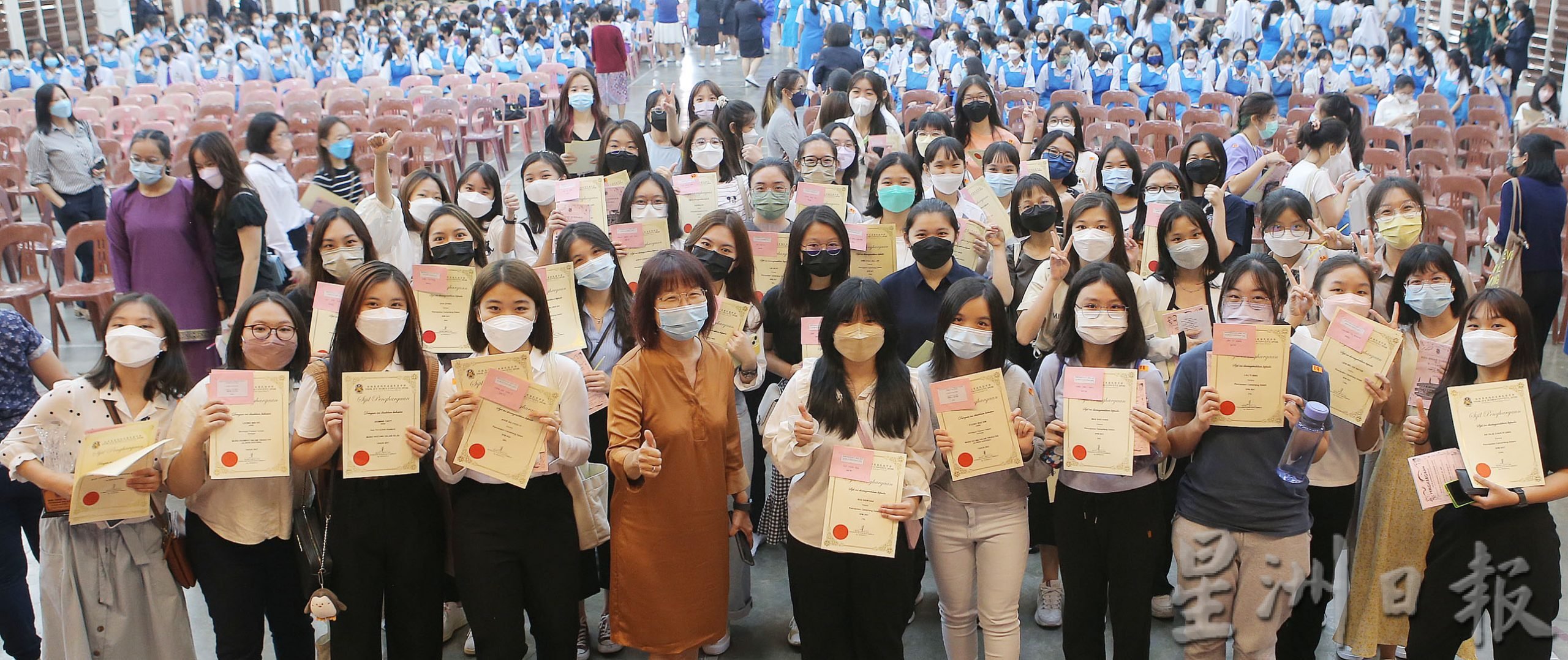 社区学校/怡圣母华中第65届颁奖礼 3前校长见证学生学习成果