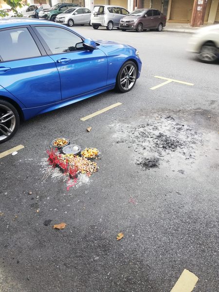 祭拜“好兄弟”不清理还占车位 “清道夫都在骂!”