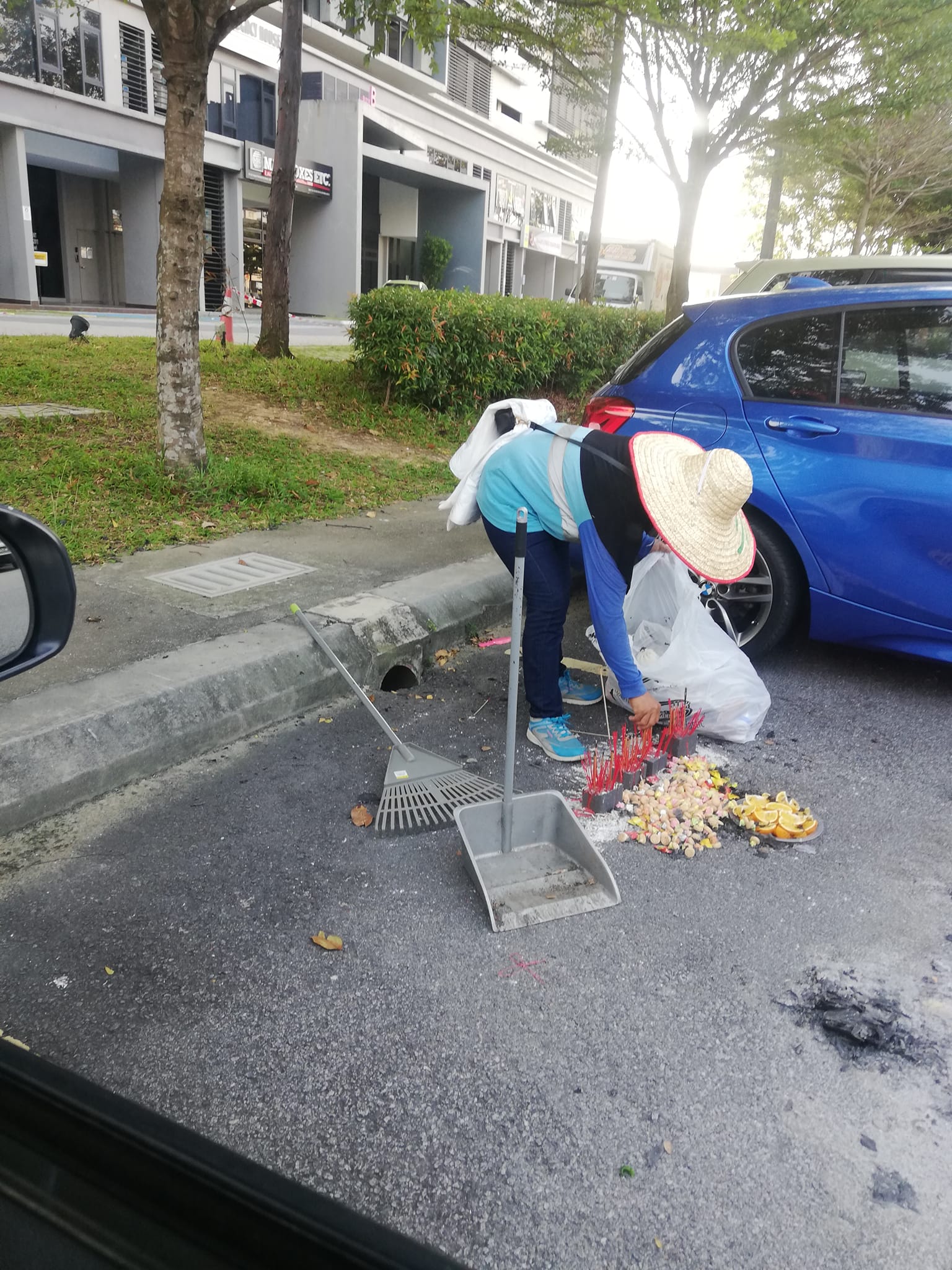 祭拜“好兄弟”不清理还占车位 “清道夫都在骂!”