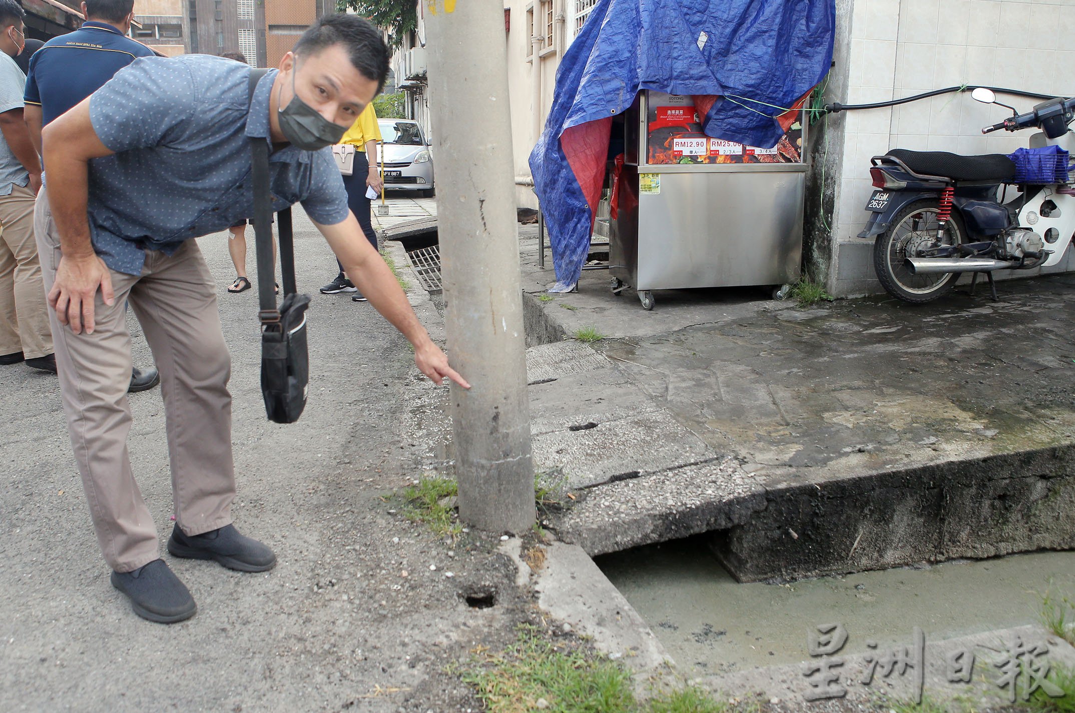 笠沙曼那路一排商店前、后面沟渠阻塞