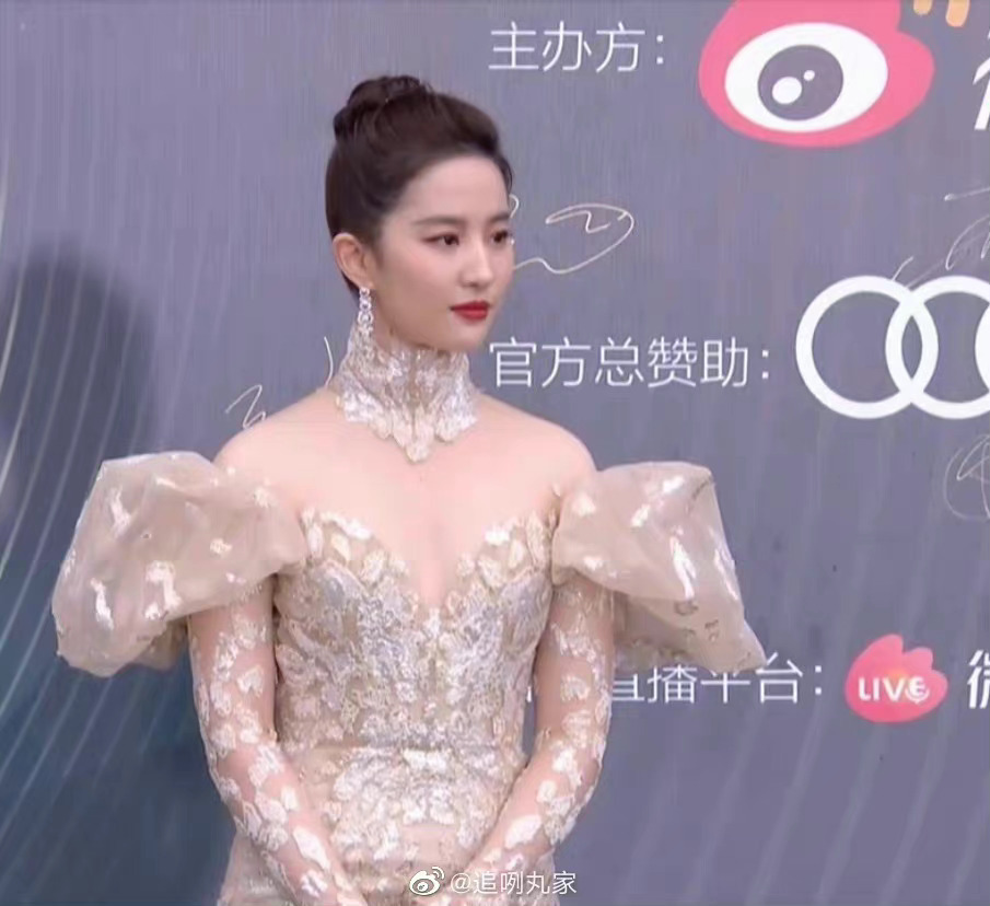 精修图和现场照差很大 刘亦菲遭酸:脖子往下都是灾难