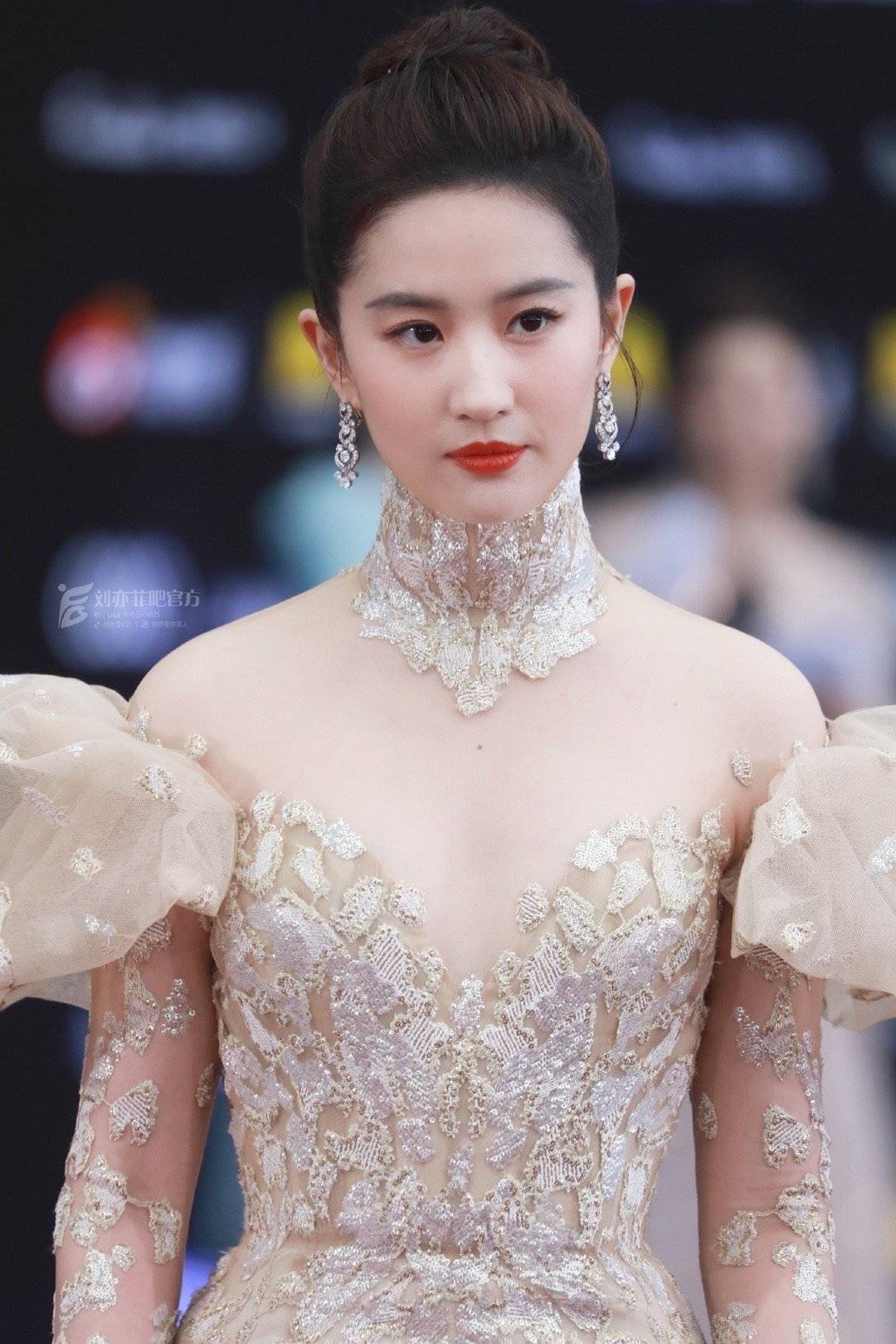 精修图和现场照差很大 刘亦菲遭酸:脖子往下都是灾难