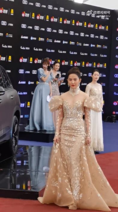 精修图和现场照差很大 刘亦菲遭酸:脖子往下都是灾难