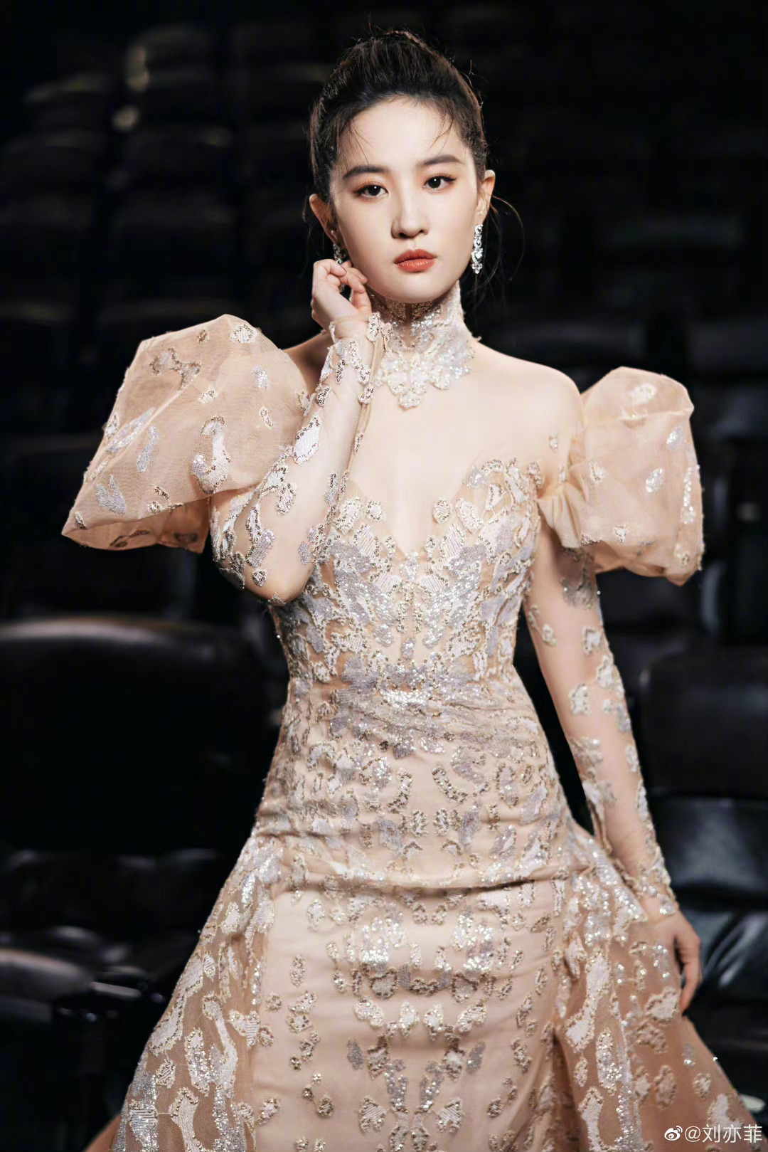 精修图和现场照差很大 刘亦菲遭酸:脖子往下都是灾难