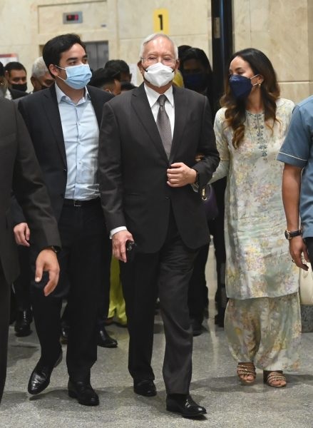 纳吉入狱前与妻儿相处1小时！罗斯玛悲伤频擦泪  