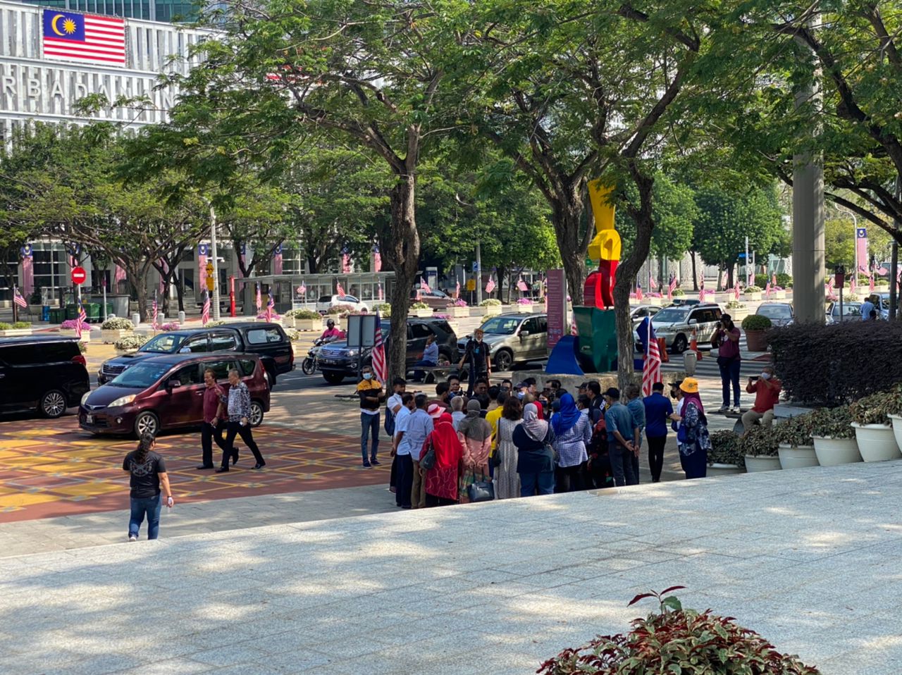 纳吉SRC上诉案|庭外支持者寥寥无几 支持者:“我们有200人!”