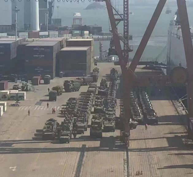 网传厦门集结大规模解放军 马路惊现整排八轮装甲车