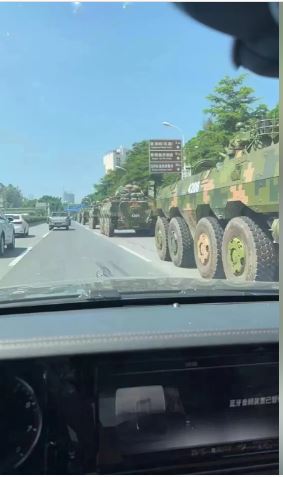 网传厦门集结大规模解放军 马路惊现整排八轮装甲车