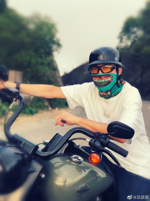 网民炫耀单手驾摩托玩手机 吕颂贤公开训斥获赞骂得好