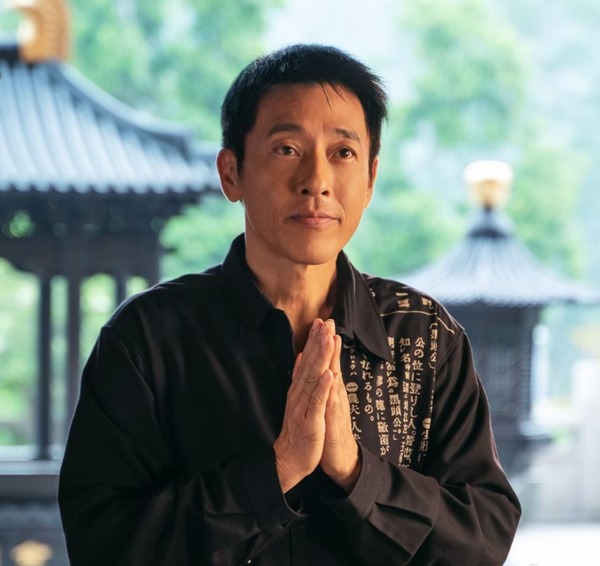 网民炫耀单手驾摩托玩手机 吕颂贤公开训斥获赞骂得好