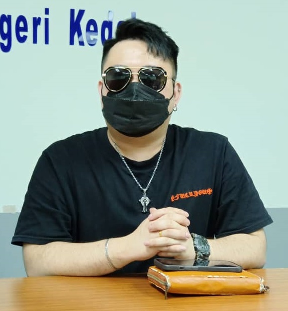 美发师因冠病疫情实施的行动管制令影响，于脸书看到高薪招聘行政工作后，远赴柬埔寨淘金，才发现陷入“诈骗集团”圈套。