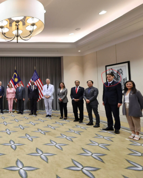 美媒:佩洛西儿子利用亚洲之旅捞金