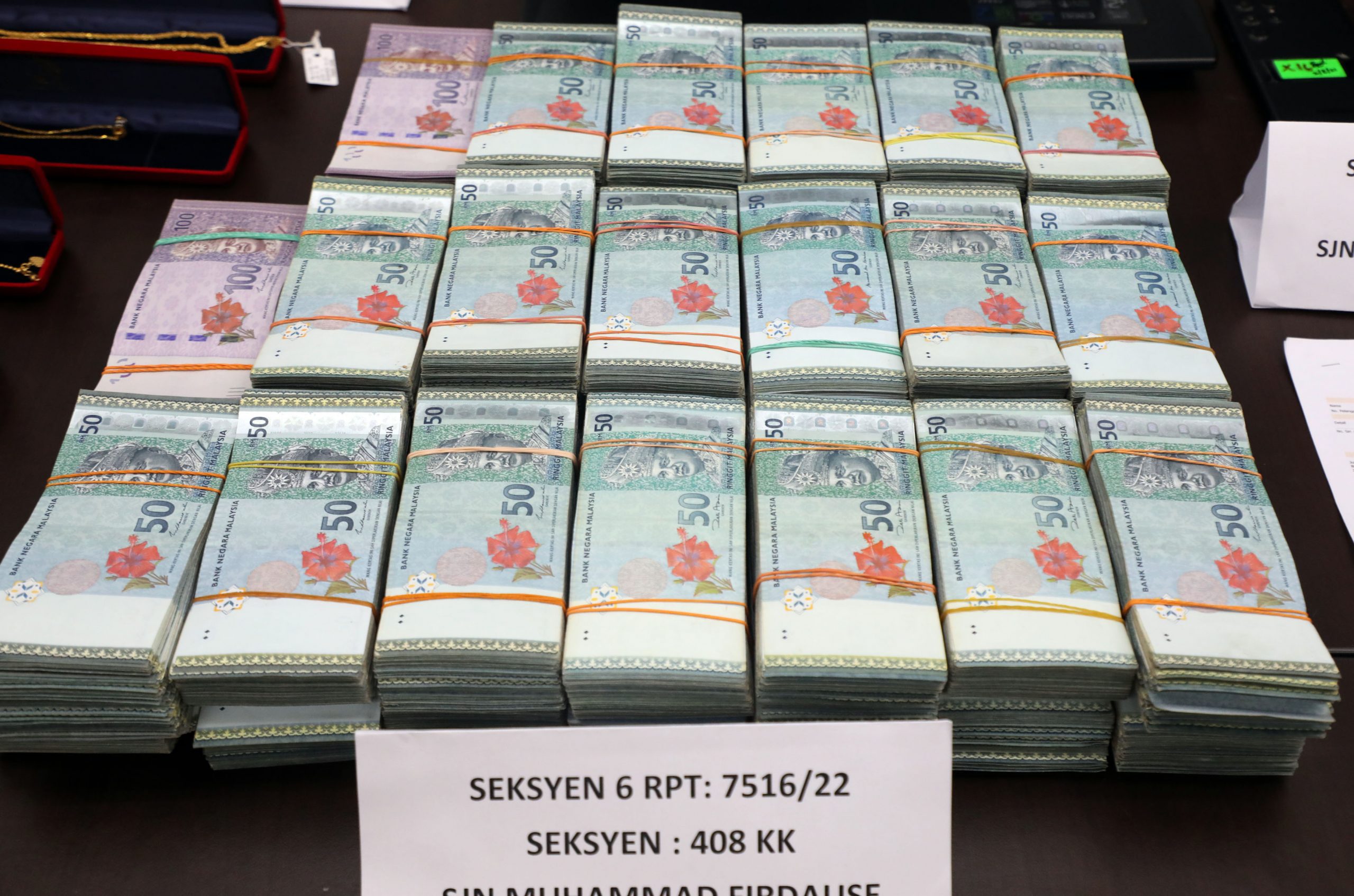 职员与外人勾结 亏空金店70万金饰