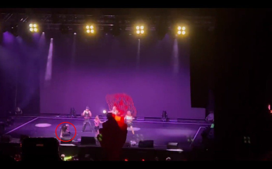 舒华巡演突瘫软坐在地 二度引健康问题粉忧心