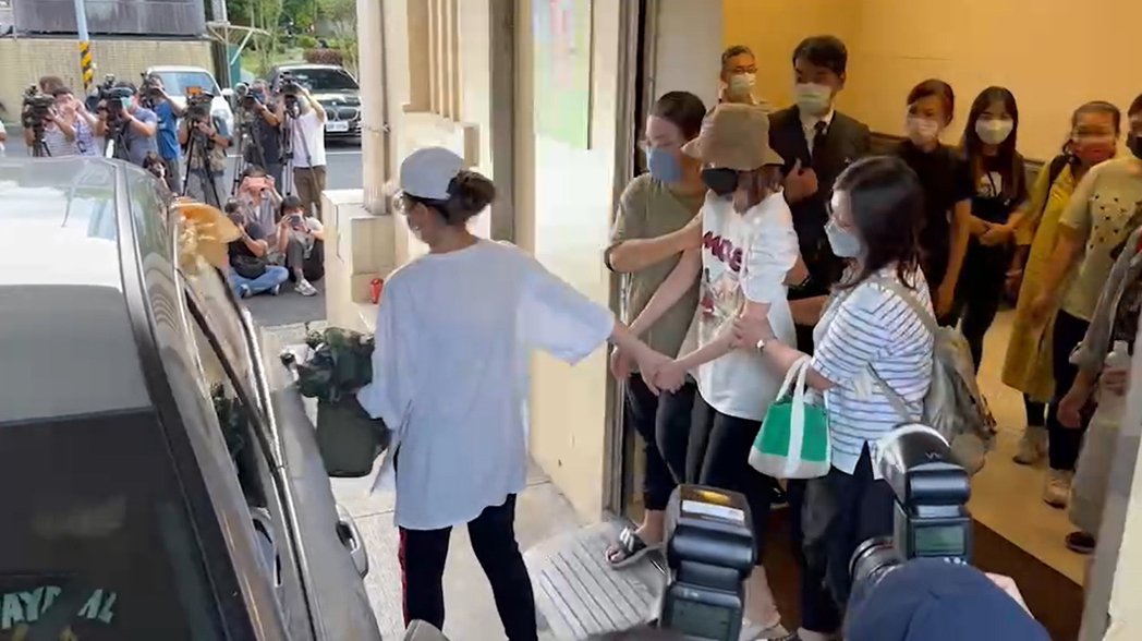 艾成家人今夜抵台 王瞳首发声“很难过”