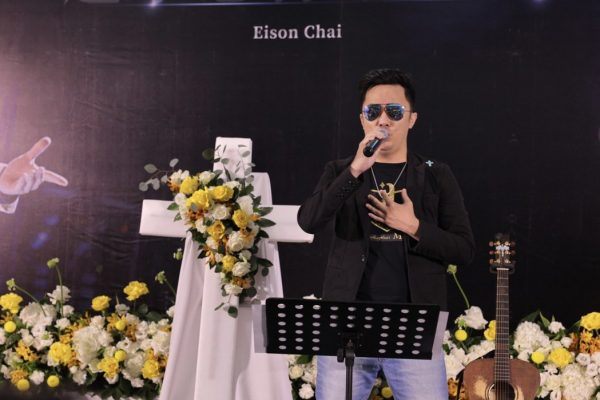 艾成追思会|弟弟上台献唱 全场惊呼：好像艾成