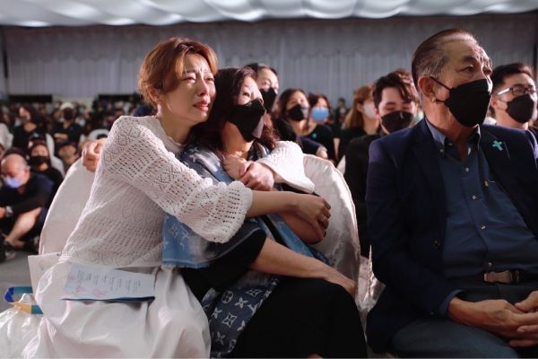 艾成追思会|弟弟上台献唱 全场惊呼：好像艾成