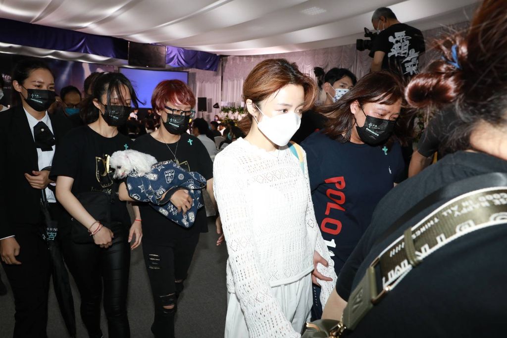 艾成追思音乐会｜王瞳暴瘦憔悴现身　穿戴老公买的新衣