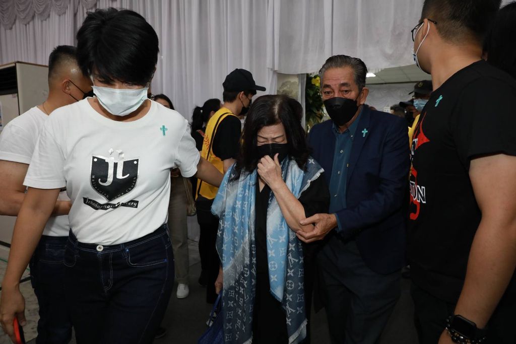 艾成追思音乐会｜王瞳暴瘦憔悴现身　穿戴老公买的新衣