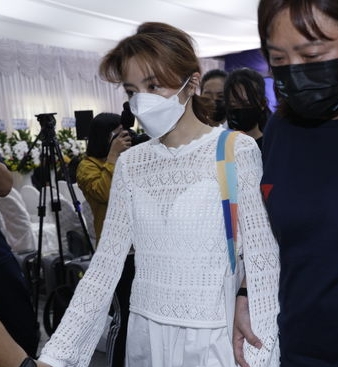 艾成追思音乐会｜王瞳暴瘦憔悴现身　穿戴老公买的新衣