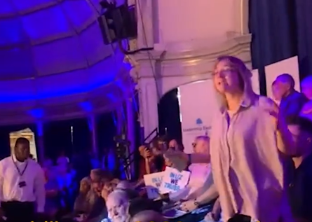 英外长演讲,数名抗议者起身打断:“你应该为自己感到羞耻