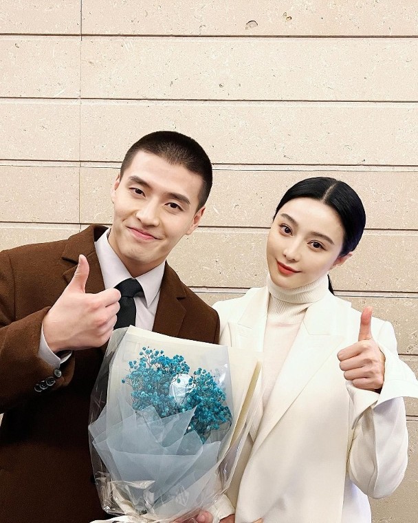 范冰冰晒与韩星合照 依偎韩2大咖男星网喊羡慕