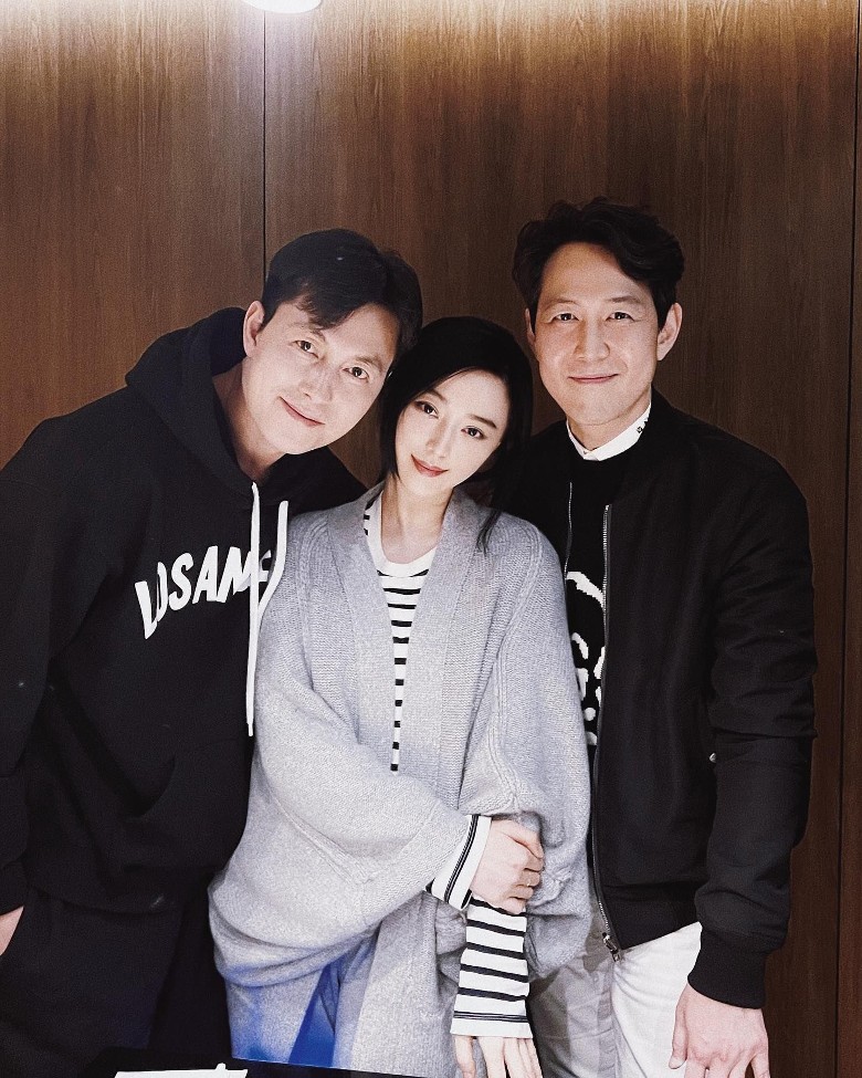 范冰冰晒与韩星合照 依偎韩2大咖男星网喊羡慕