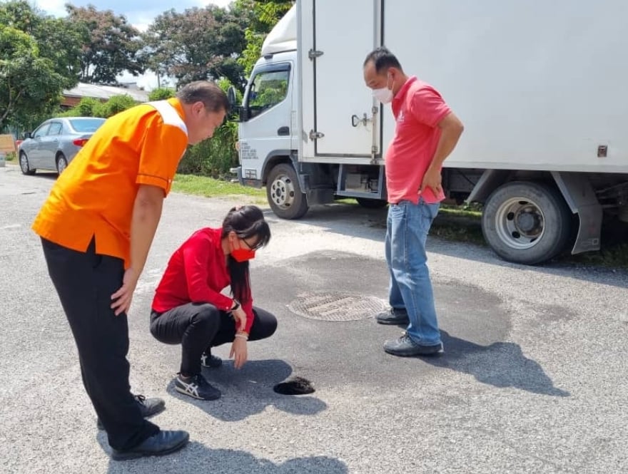 蕉赖11哩春山园8/7路 1呎路洞呈真空恐下陷