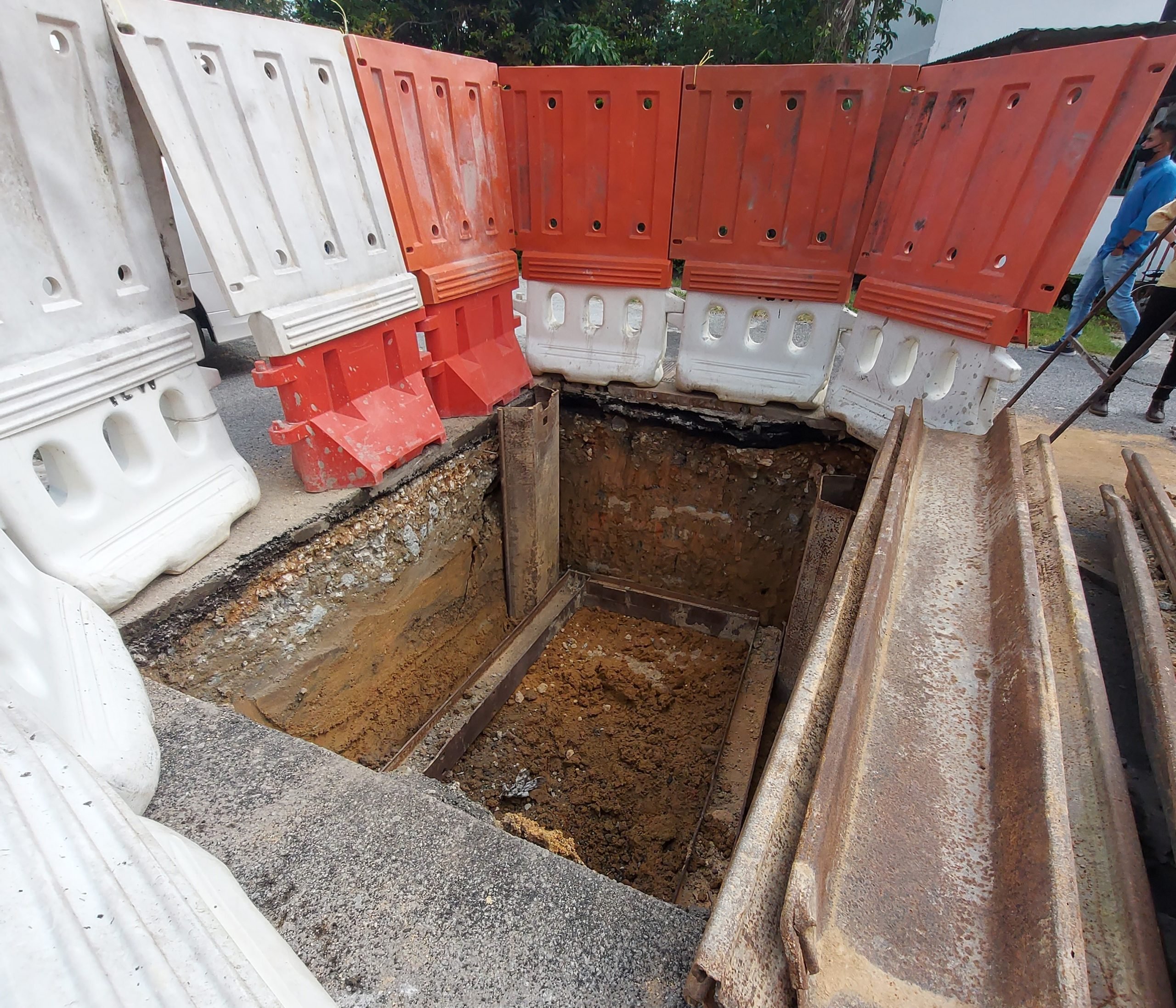 蕉赖11哩春山园8/7路 1呎路洞呈真空恐下陷