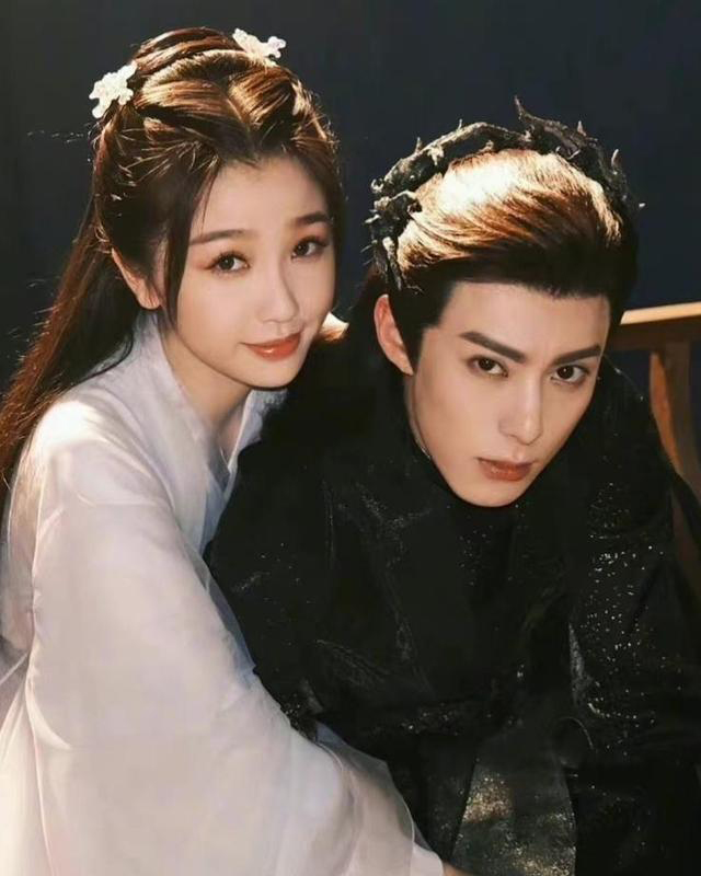 虞书欣王鹤棣直播中吵架 气到黑脸秒关镜头