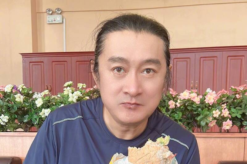 被捅怕不挺了?黄安怨“核酸做2年还没看到尽头”