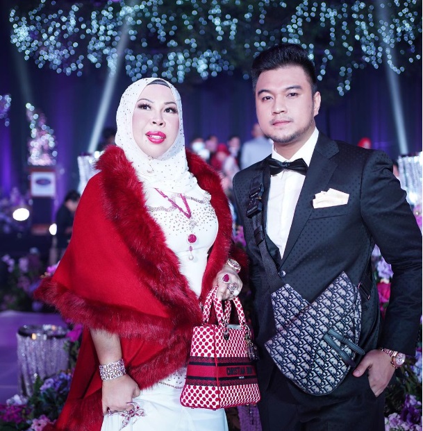 视频 |粉红女商人与前未婚夫 在鬼片尴尬重逢