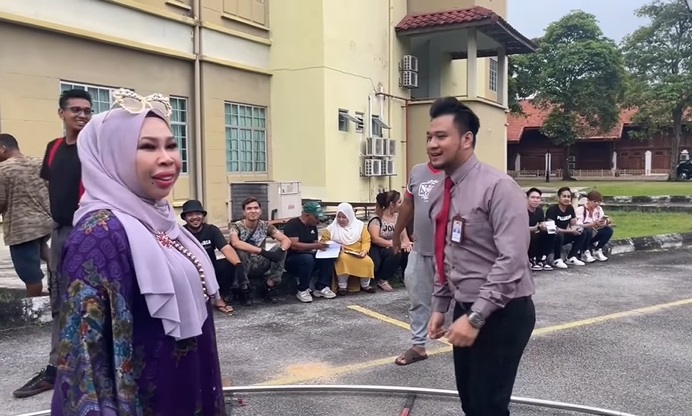 视频 |粉红女商人与前未婚夫 在鬼片尴尬重逢