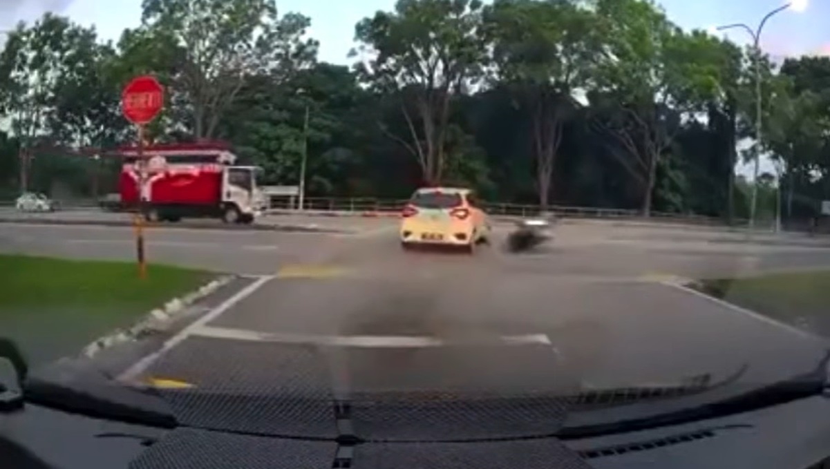 视频 | 驾摩托没戴头盔！2中学生撞上Myvi重摔地面