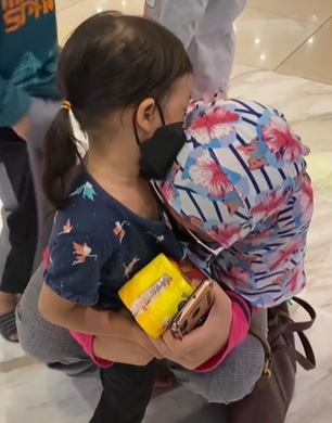 视频|女童在商场与家人走散吓哭 幸遇好心姐弟施援