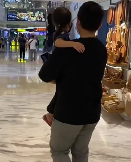 视频|女童在商场与家人走散吓哭 幸遇好心姐弟施援