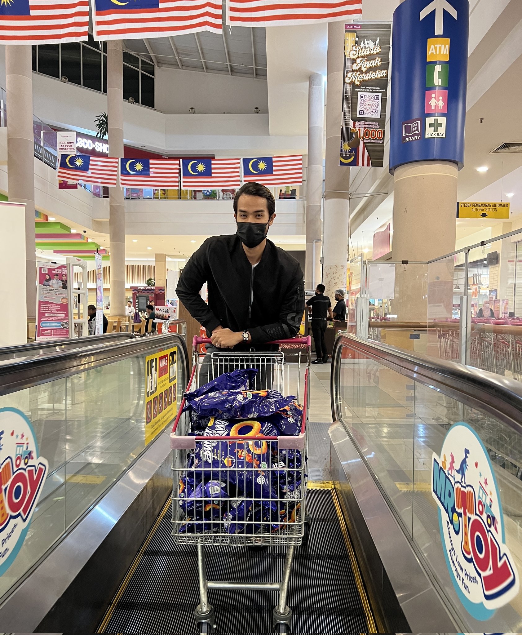 视频|纳吉入狱 男子买100包Super Ring派发 “我兑现诺言!”