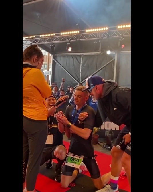 视频/跑完铁人三项下跪求婚 选手脸扭曲抽筋趴地