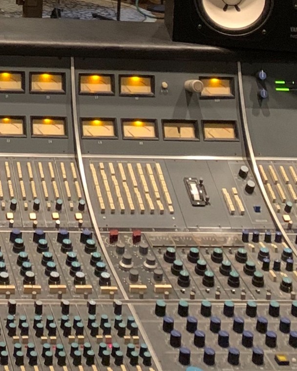 许志安55岁生日 郑秀文相伴切蛋糕