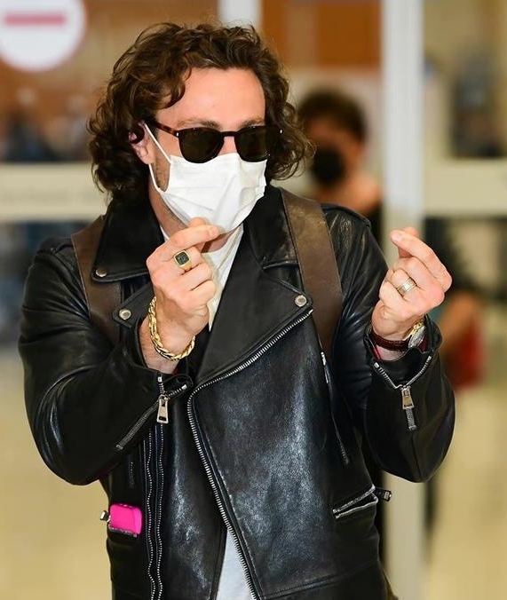 访韩不懂比韩式爱心 58岁毕彼特被笑老人家