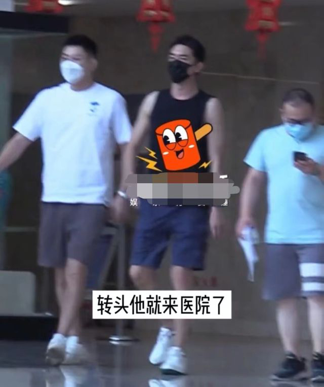 走路瘸拐脖暴青筋  林更新现身医院看骨科