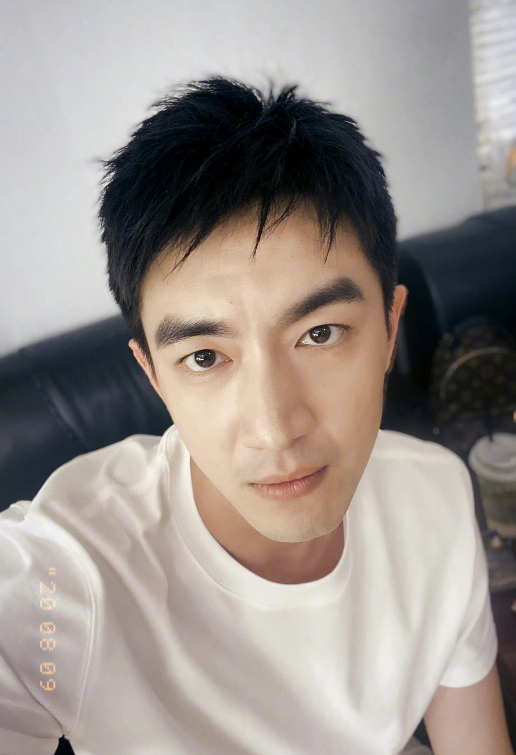 走路瘸拐脖暴青筋  林更新现身医院看骨科