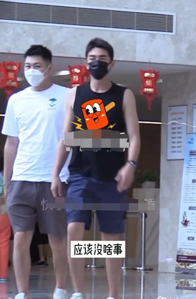 走路瘸拐脖暴青筋  林更新现身医院看骨科