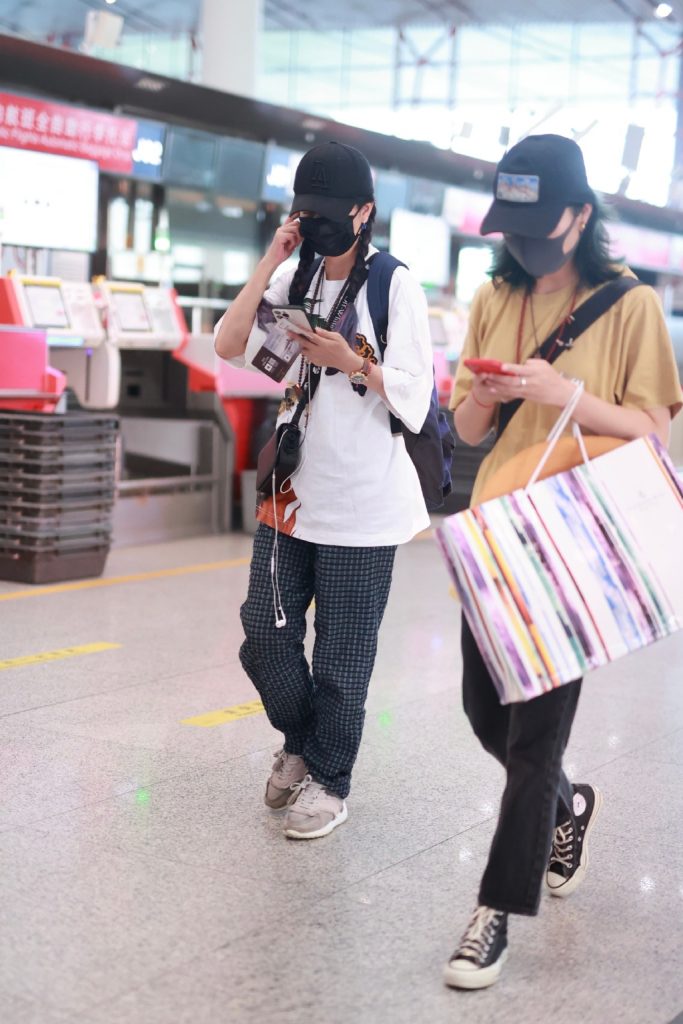 赵薇父丧2个月后机场首露面!新剧将启播女主角已换人