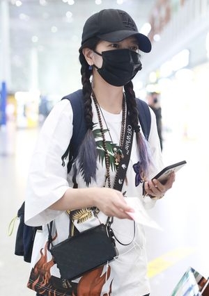 赵薇父丧2个月后机场首露面!新剧将启播女主角已换人