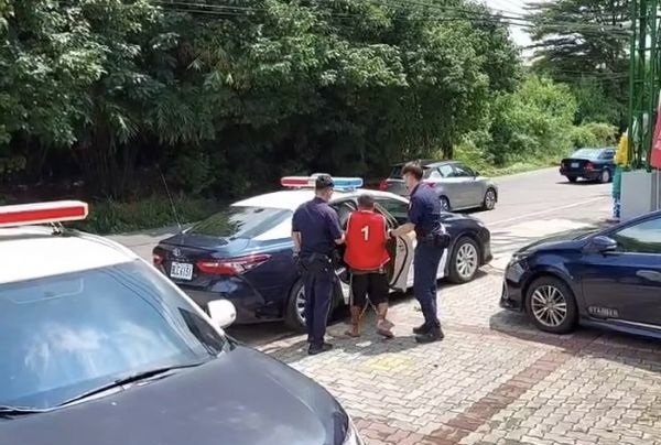 通缉犯竟是妈宝 频喊妈救命警察傻眼