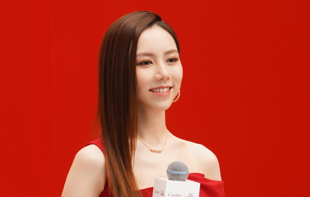 邓紫棋被质疑整容  直播狂捏鼻回怼：没动过！