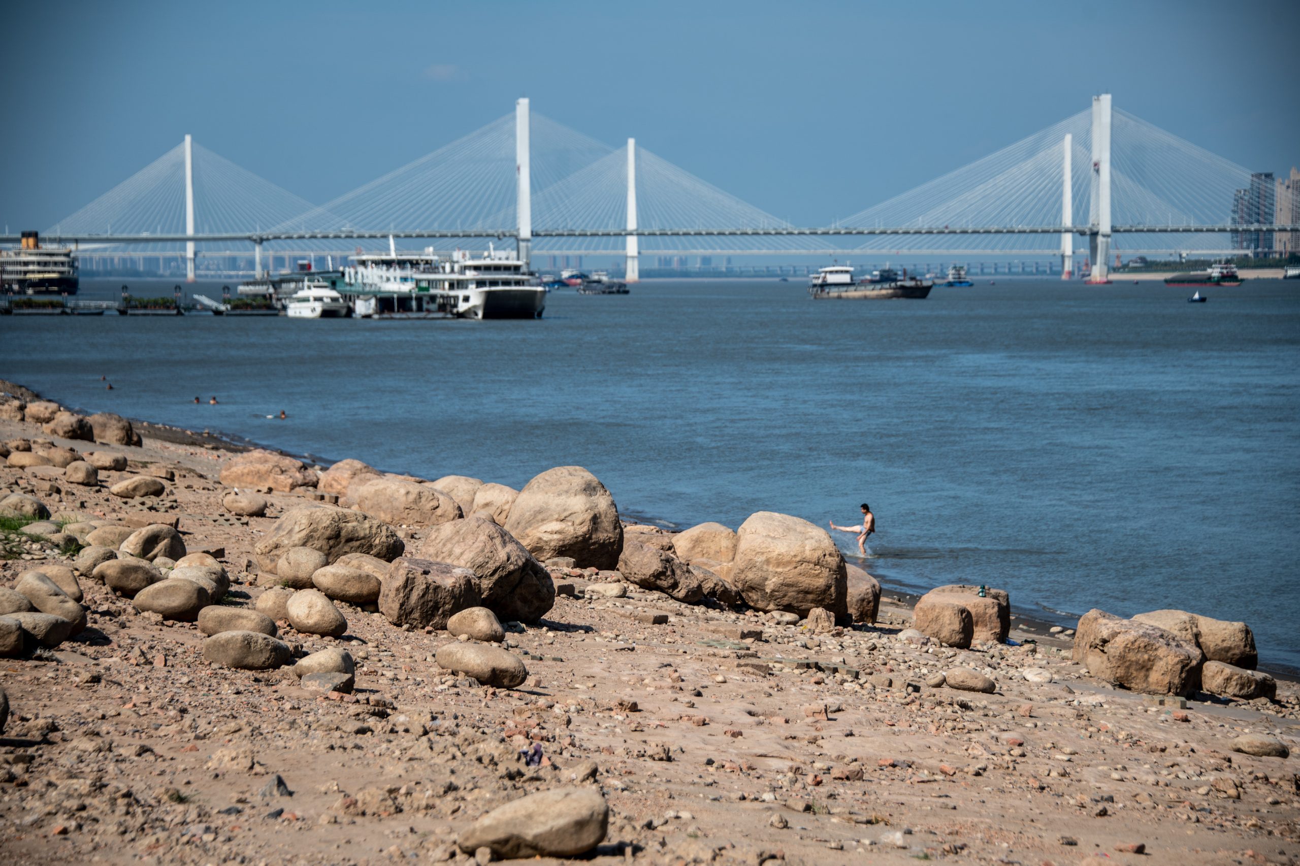 长江流域空前乾旱 中国采紧急行动应对 包括种云催雨