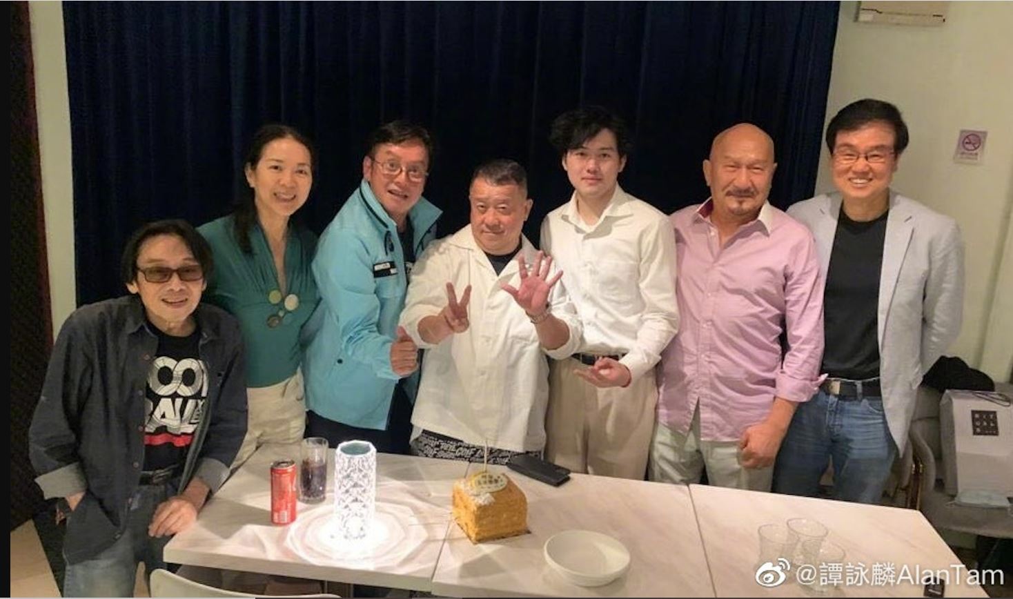 阿伦提早庆72岁生日 传奇港姐郑文雅惊喜现身